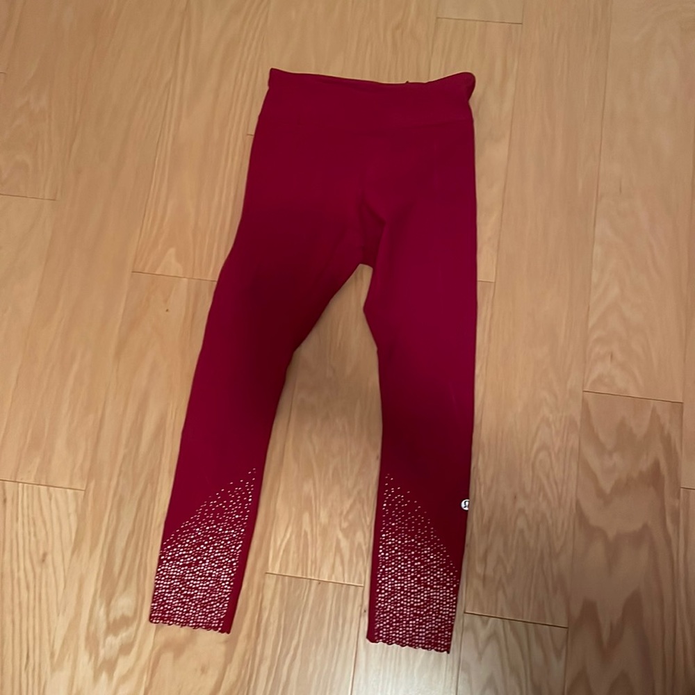 NWOT lululemon capri leggings reflective scalloped bottom